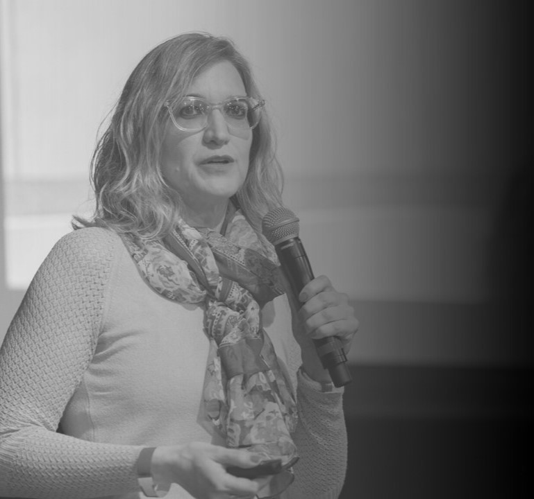 Foto de Suzeli Damaceno com microfone na mão