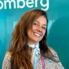 Foto em close de Simone Freire