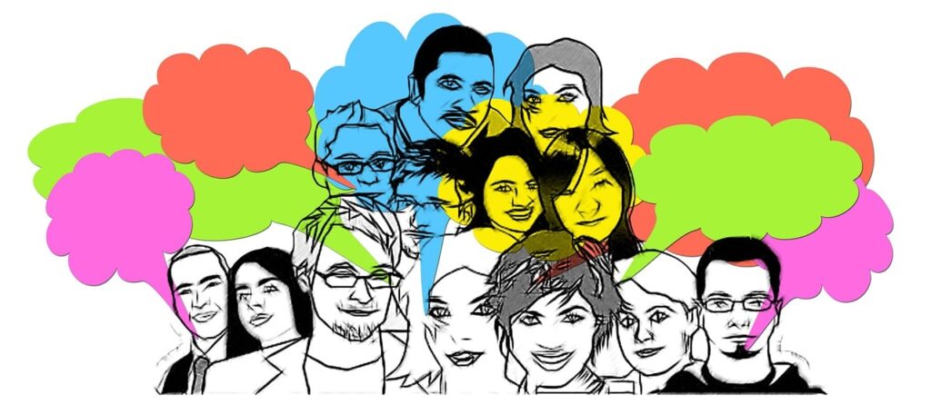 Desenho em preto e branco de 13 rostos caricaturados de homens e mulheres diversos. Atrás deles há vários balões de diálogo coloridos.