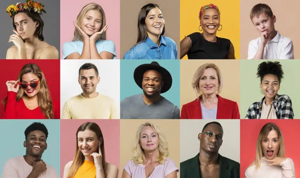 Mosaico com 15 fotos de pessoas bem diversas e com expressões variadas, sendo que a maioria sorri.